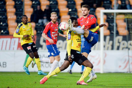 Örgrytes Hannes Sahlin och Mjällbys Ibrahim Teteh Bangura
