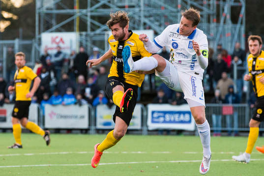 Frejs Christophe Lallet i en närkamp med Akropolis Adrian
