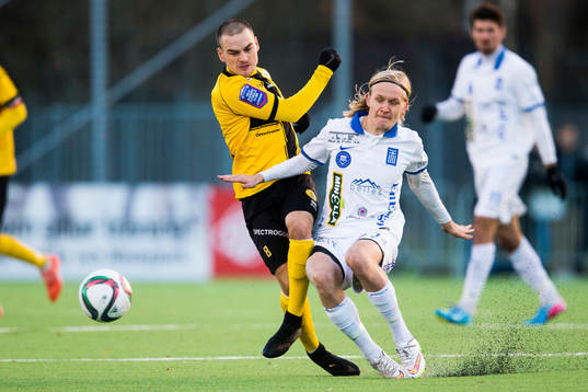 Frejs Pontus Silfwer i kamp om bollen med Akropolis Henrik