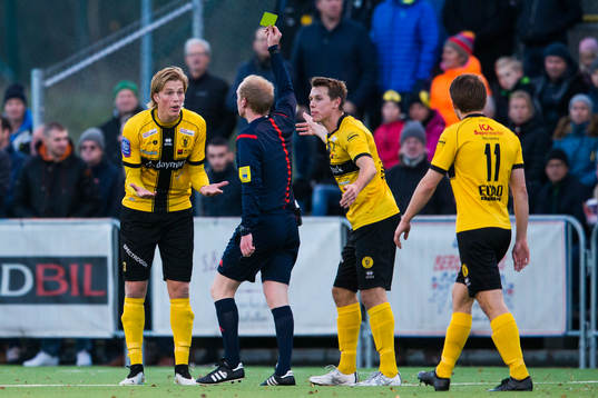 Frejs Cristoffer Ericson får ett gultkort av domare Per