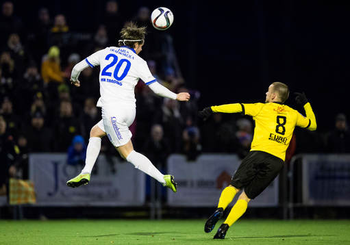 Akropolis Felix Pettersson nickar undan bollen framför