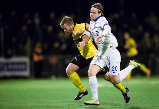 Frejs Joakim Runnemo i en närkamp med Akropolis Felix