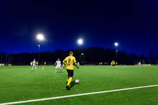 Frejs Pontus Silfwer med bollen