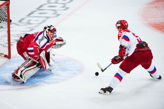 Rysslands Sergei Shirokov lägger en straff som Tjeckiens