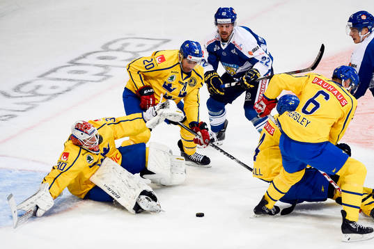 Sveriges målvakt Viktor Fasth och Joel Lundqvist