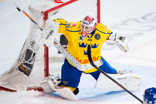 Sveriges målvakt Viktor Fasth med en räddning med klubban