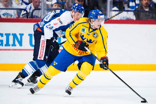 Sveriges Marcus Sörensen jagas av Finlands Jani Lajunen