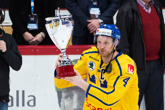 Sveriges Staffan Kronwall lyfter pokalen