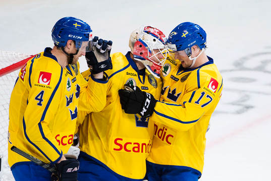 Sveriges Staffan Kronwall, målvakt Viktor Fasth och Martin