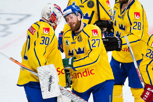 Sveriges målvakt Viktor Fasth och Linus Omark jublar