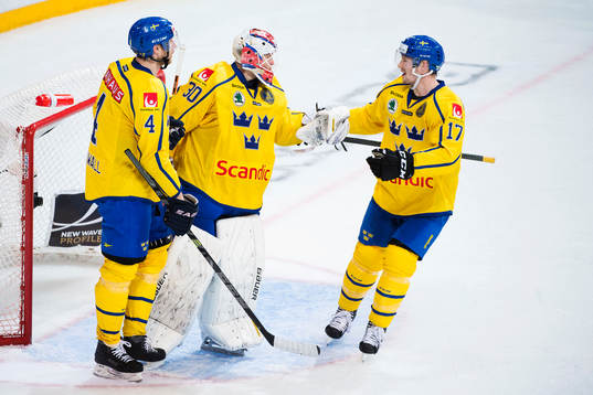 Sveriges Staffan Kronwall, målvakt Viktor Fasth och Martin