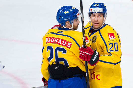 Sveriges Joel Lundqvist (th) gör 0-1 och jublar