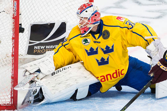 Sveriges målvakt Viktor Fasth släpper in en puck