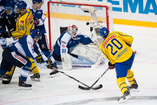 Sveriges Joel Lundqvist gör 0-1