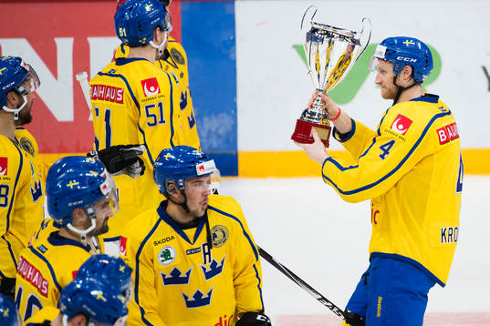 Sveriges Staffan Kronwall lyfter pokalen