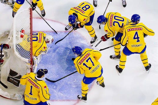 Sveriges spelare samlas kring målvakt Viktor Fasth