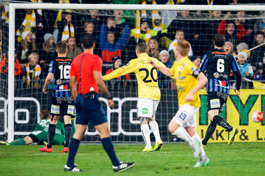 Falkenbergs Dan Keat (ej i bild) gör 1-1