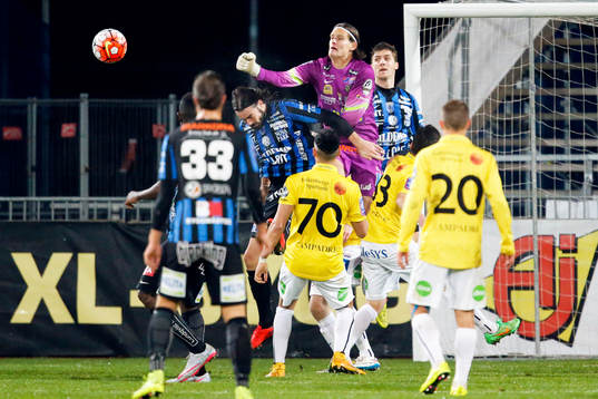 Falkenbergs målvakt Otto Martler rensar