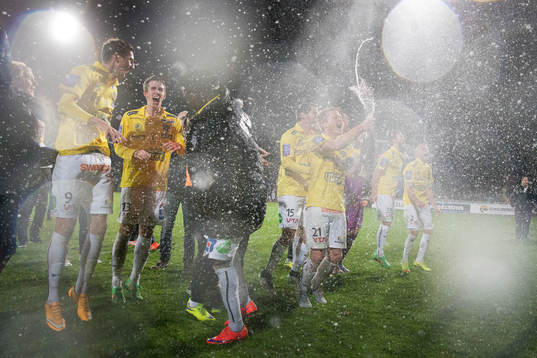 Falkenbergs spelare jublar