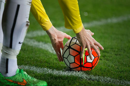 En Falkenbergs spelare lägger upp bollen