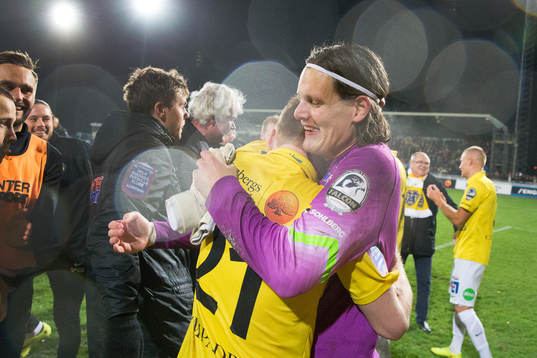 Falkenbergs Dan Keat och målvakt Otto Martler jublar