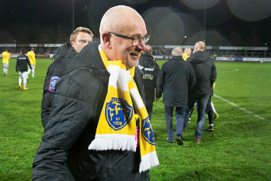 Falkenbergs sportchef Håkan Nilsson jublar