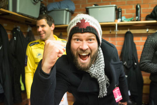 Falkenbergs David Svensson jublar in i kameran