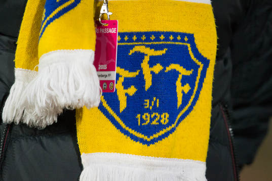Falkenbergs logga på en halsduk före fotbollsmatchen och
