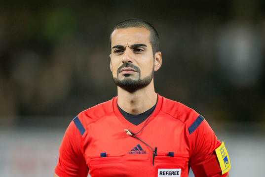 Domare Mohammed Al-Hakim före fotbollsmatchen och kval