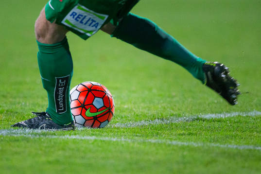 Sirius målvakt Andreas Andersson sparkar ut bollen