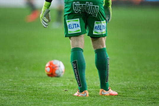 Sirius målvakt Andreas Andersson förbereder en utspark