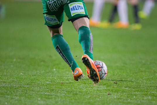 Sirius målvakt Andreas Andersson sparkar ut bollen
