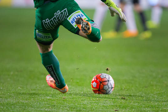 Sirius målvakt Andreas Andersson sparkar ut bollen