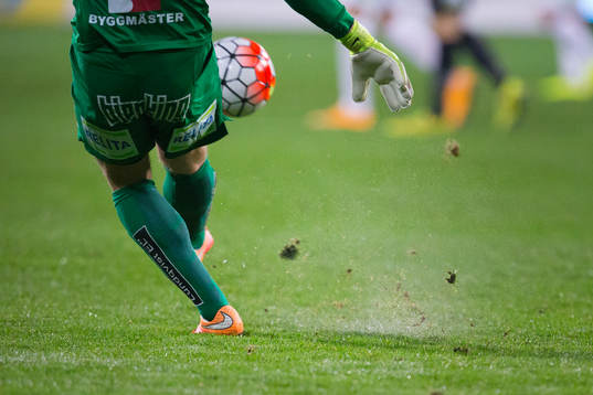 Sirius målvakt Andreas Andersson sparkar ut bollen