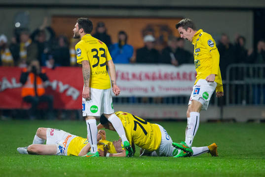 Falkenbergs spelare jublar