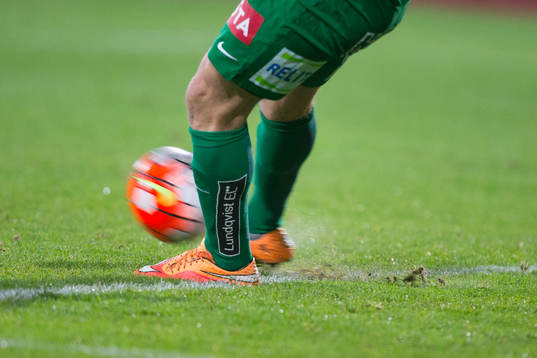 Sirius målvakt Andreas Andersson sparkar ut bollen