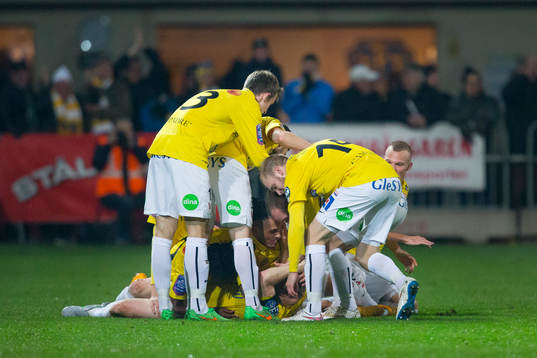 Falkenbergs spelare jublar