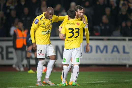 Falkenbergs Hakeem Araba och Tibor Joza och Gustaf Nilsson