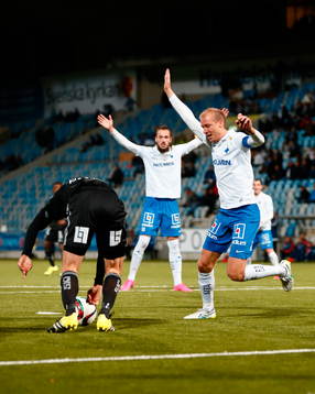 Misstänkt hands och Norrköpings Andreas Johansson reagerar