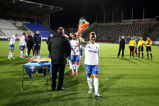 Norrköpings Nicklas Bärkroth tar emot blommor