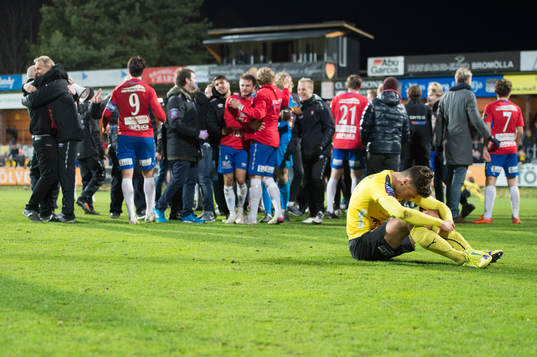 Mjällbys Armin Aganovic sitter på gräsmattan och deppar,