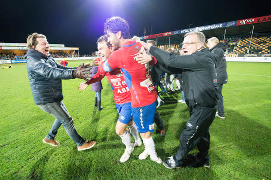 Örgrytes Hannes Sahlin och George Mourad jublar