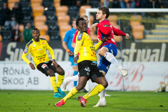 Mjällbys Ibrahim Teteh Bangura i kamp om bollen med