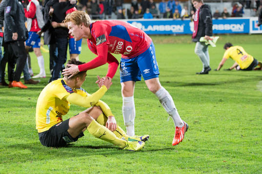Mjällbys Armin Aganovic deppar på gräset och blir
