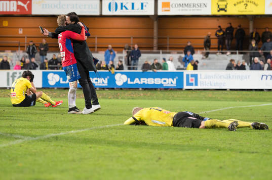 Mjällbys spelare deppar när Örgrytes Sebastian Olsson
