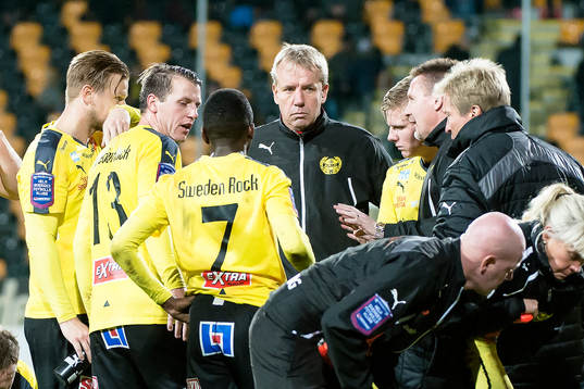 Mjällbys klubbchef Jörgen Martinsson pratar med laget i