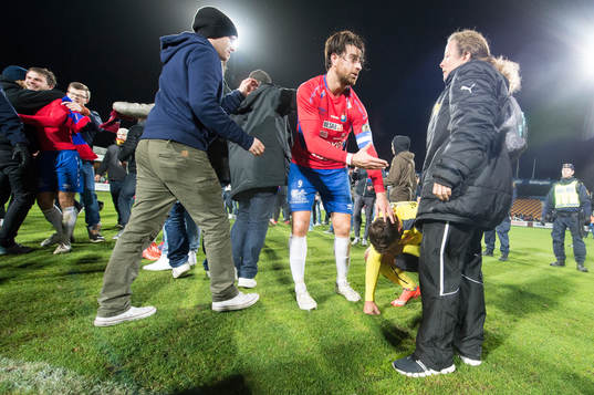 Örgrytes George Mourad tröstar Mjällbys Adi Terzic som