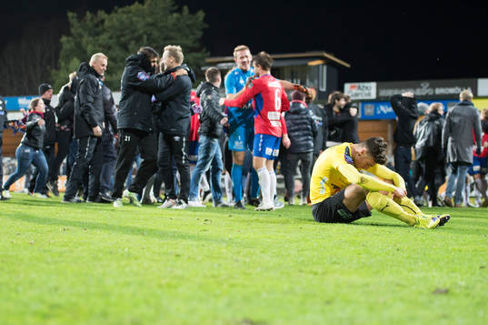 Mjällbys Armin Aganovic sitter på gräsmattan och deppar,