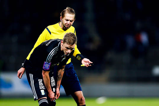 Domaren Johan Hamlin och IFK Göteborgs Sören Rieks