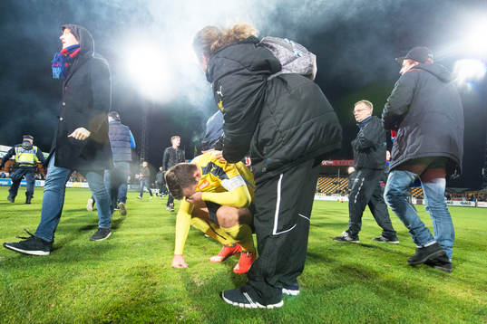Mjällbys mentala coach Fanny Sunesson tröstar Mjällbys